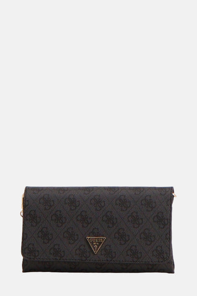 Sac à bandoulière noir de Guess, avec motif monogramme répété et ornement métallique triangulaire.
