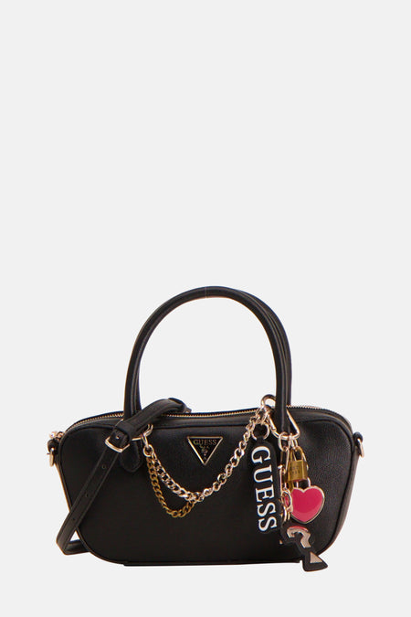 Sac à main noir de Guess avec une bandoulière, des chaînes décoratives et des breloques porte-bonheur.