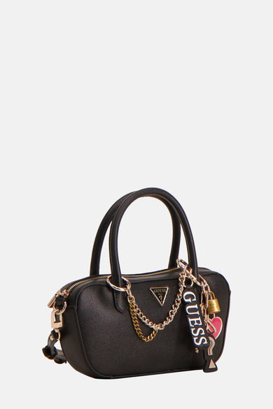 Zwarte Guess handtas versierd met een gouden ketting en een decoratieve sleutelhanger.