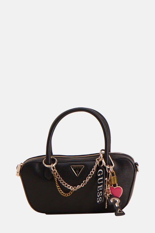 Zwarte Guess handtas, met decoratieve gouden ketting, bedeltjes en merklogo.