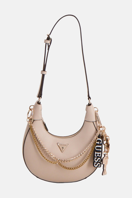 Sac à bandoulière beige de Guess, orné de chaînes dorées et d'un porte-clés logotypé.
