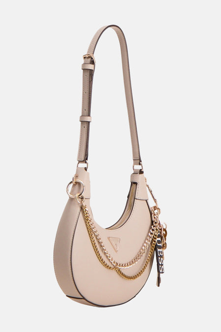 Sac à bandoulière beige de Guess, avec une bandoulière réglable, des chaînes dorées décoratives et un porte-clés.
