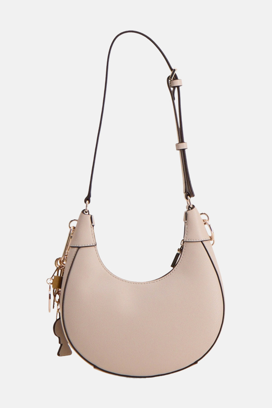 Sac à bandoulière beige de Guess®, avec une bandoulière noire réglable et des breloques dorées décoratives.
