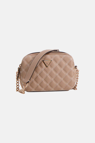 Beige schoudertas van Guess, met ruitvormig gewatteerd patroon en gouden ketting schouderriem.