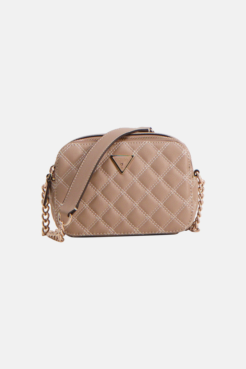 Beige schoudertas van Guess, met ruitvormig gewatteerd patroon en gouden ketting schouderriem.