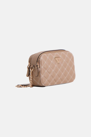 Beige schoudertas van Guess, met ruitvormig gewatteerd patroon en gouden ketting schouderriem.