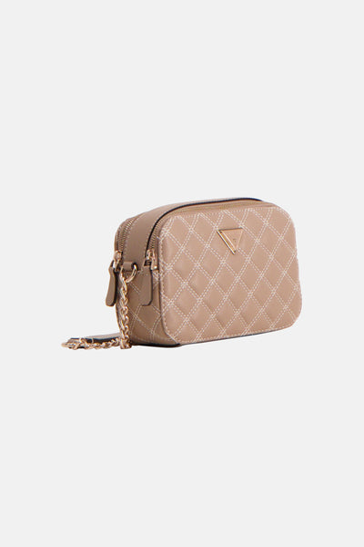 Beige schoudertas van Guess, met ruitvormig gewatteerd patroon en gouden ketting schouderriem.