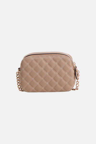 Sac à bandoulière beige de Guess, avec motif matelassé en losange et bandoulière chaîne dorée.