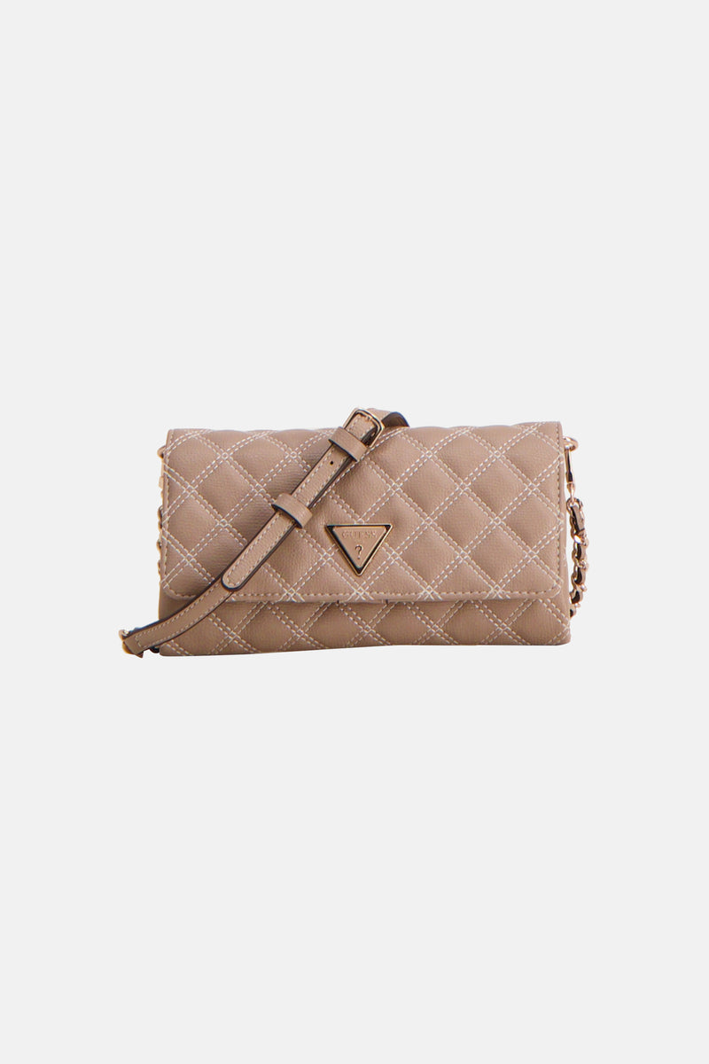 Sac à bandoulière beige de Guess®, avec motif matelassé en losanges et bandoulière chaîne dorée.