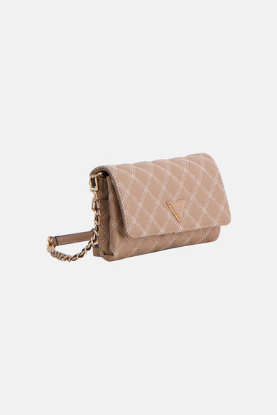 Sac à bandoulière beige de Guess avec motif matelassé en losange et bandoulière chaîne dorée.