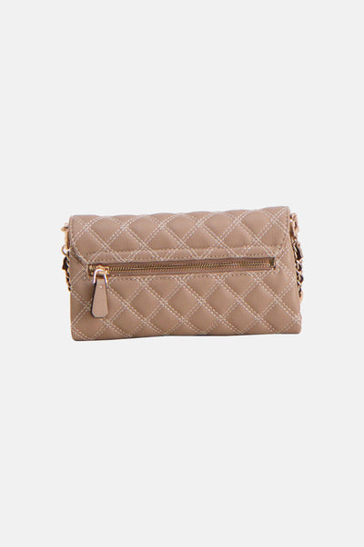 Sac à bandoulière beige de Guess, avec motif matelassé à losanges et détails de chaîne dorée.