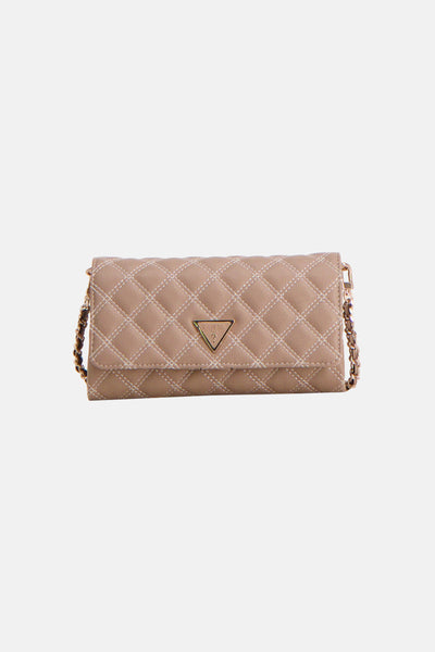 Sac à bandoulière beige de Guess, avec motif matelassé et bandoulière chaîne dorée.
