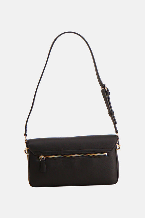 Sac à bandoulière noir de Guess, avec une bandoulière réglable et une fermeture éclair dorée.
