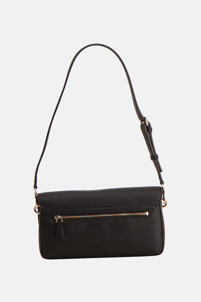 Sac à bandoulière noir de Guess, avec une bandoulière réglable et une fermeture éclair dorée.