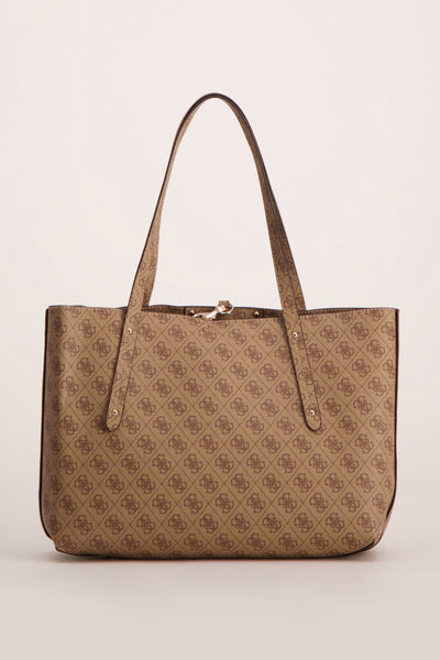 Sac à bandoulière brun de Guess, orné d'un motif à logo répété, avec des détails dorés.
