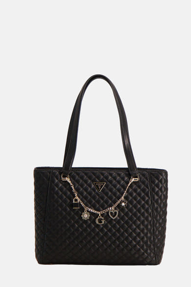 Sac à bandoulière noir de Guess, avec motif matelassé et une chaîne décorative argentée avec breloques.