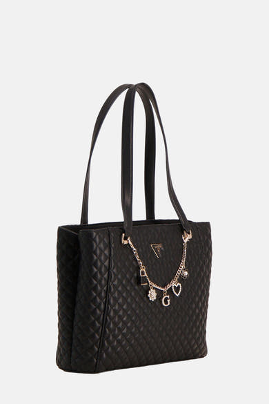 Zwarte Guess schoudertas met ruitvormig gewatteerd patroon, decoratieve gouden ketting en dunne bandjes.