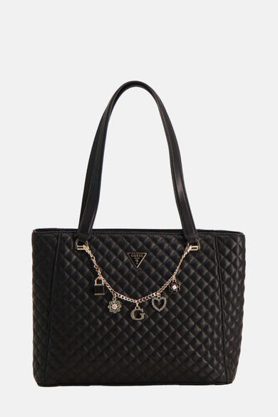 Zwarte Guess schoudertas met ruitvormig gewatteerd patroon en decoratieve zilveren ketting.