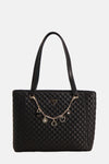 Zwarte Guess schoudertas met ruitvormig gewatteerd patroon en decoratieve zilveren ketting.