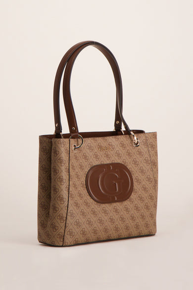 Sac à main brun de Guess, avec motif logo imprimé sur toute la surface et logo « G » en cuir marron.
