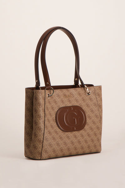 Sac à main brun de Guess, avec motif logo imprimé sur toute la surface et logo « G » en cuir marron.
