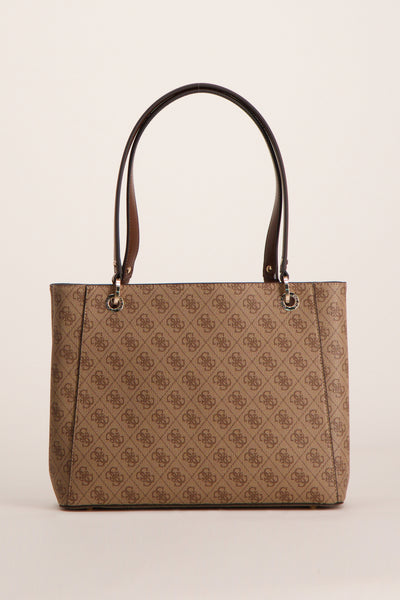 Sac à main marron de Guess, orné d'un motif de monogramme répété sur toute la surface.
