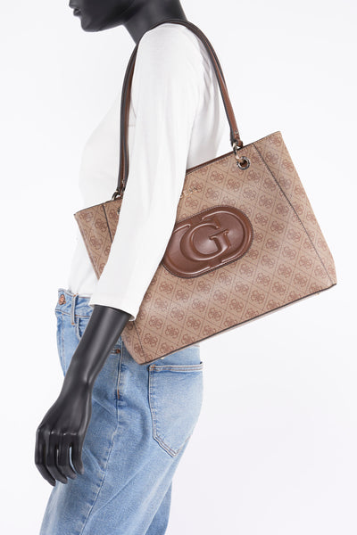 Bruine Guess handtas met herhalend logo-patroon, gedragen door een model.