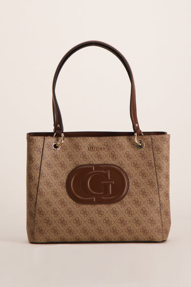 Sac à main brun de Guess, avec motif répété et grand logo ovale sur le devant.
