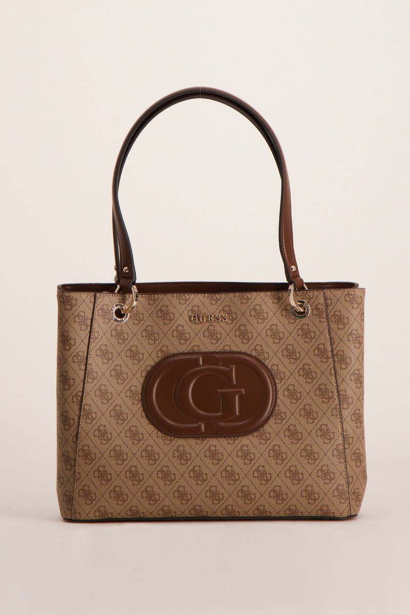 Sac à main brun de Guess, avec motif répété et grand logo ovale sur le devant.
