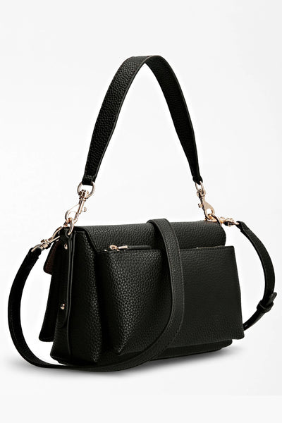 Sac à bandoulière noir de Guess, avec bandoulière réglable et détails dorés.