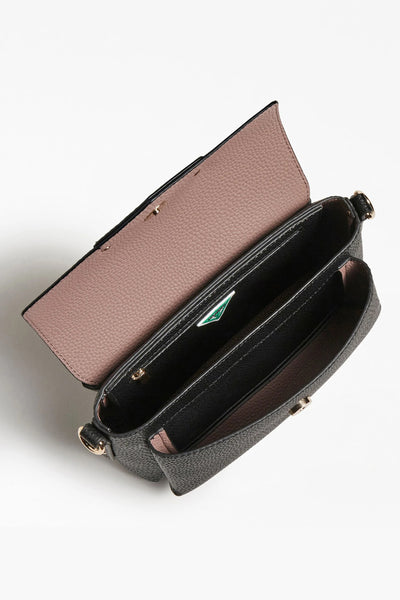 Sac à bandoulière noir Guess avec intérieur rose poudré et détails dorés.