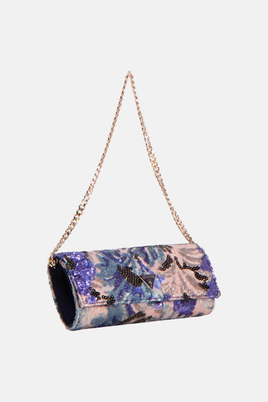 Multikleuren schoudertas van Guess versierd met glinsterende pailletten, abstract bloemenpatroon, gouden kettingriem en driehoekig logo.