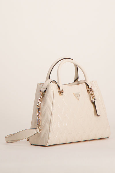 Sac à main écru de Guess, avec motif chevron en relief et bandoulière chaîne dorée.
