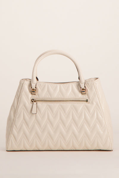 Sac à main écru de Guess, avec motif chevron matelassé et fermeture éclair arrière.
