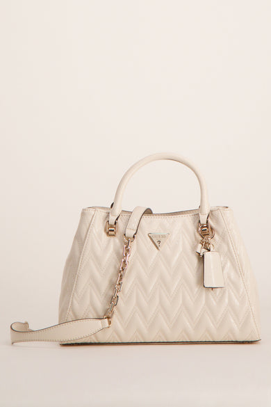 Sac à main écru de Guess avec motif chevrons et bandoulière chaîne décorative.
