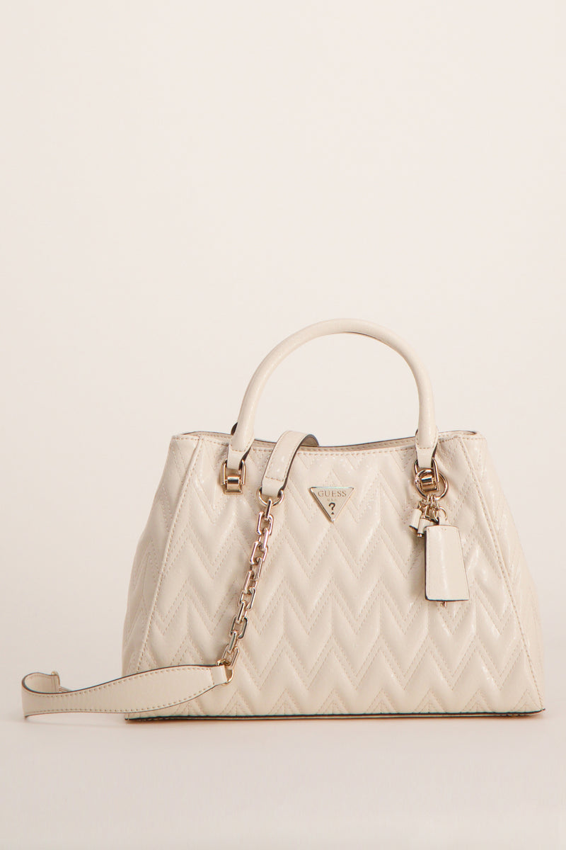 Sac à main écru de Guess avec motif chevrons et bandoulière chaîne décorative.
