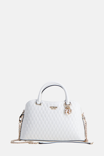 Sac à main blanc de Guess, avec motif matelassé, chaîne dorée et breloque logo.