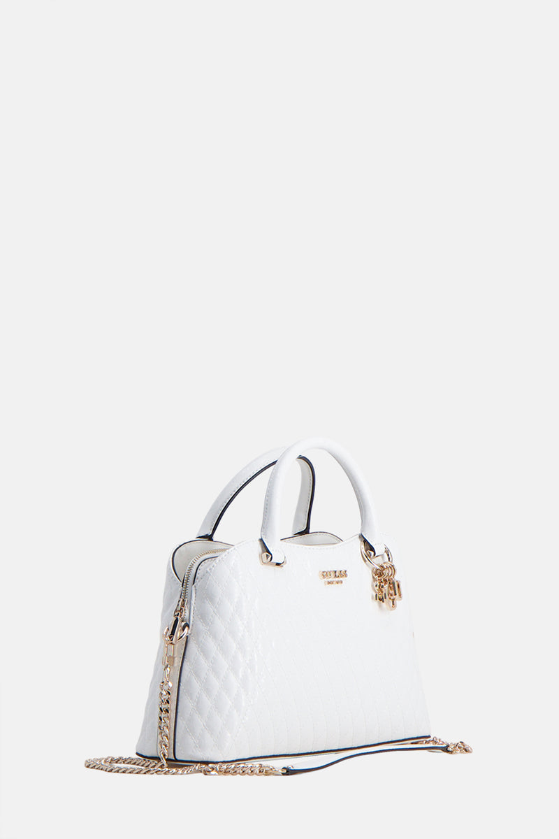 Sac à main blanc de Guess, à texture matelassée, avec des détails dorés et une bandoulière chaîne.