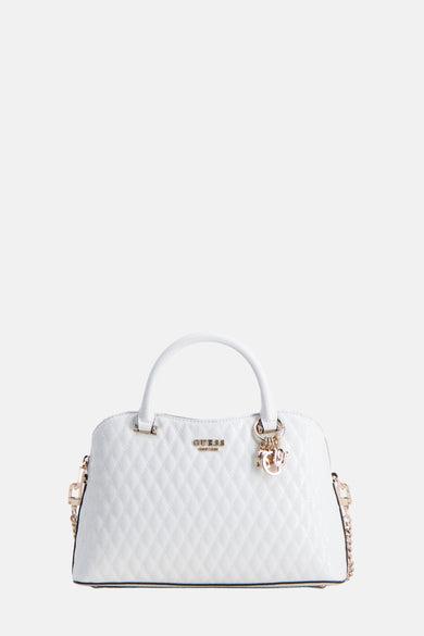 Sac à main blanc de Guess avec motif matelassé losanges et breloque décorative.