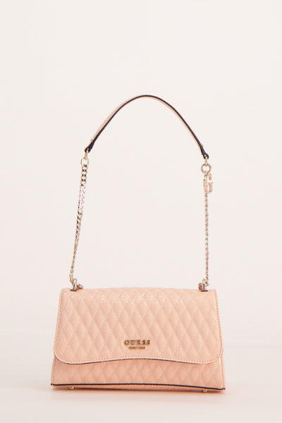 Sac à bandoulière orange de Guess, avec bandoulière en chaîne argentée et motif matelassé.
