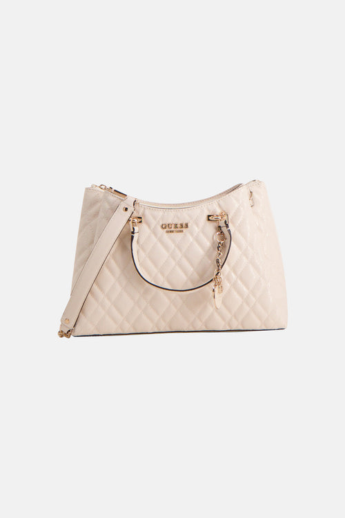 Beige Guess® handtas met ruitvormig doorgestikt patroon en gouden ritsen.