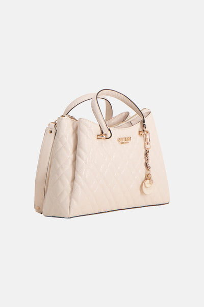 Beige handtas van Guess, met ruitvormig gewatteerd patroon en decoratieve bedel.