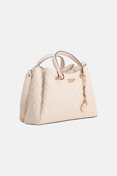 Beige handtas van Guess, met ruitvormig gewatteerd patroon en decoratieve bedel.