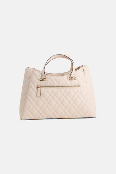 Sac à main beige de Guess® avec motif matelassé en losange et fermetures éclair dorées.