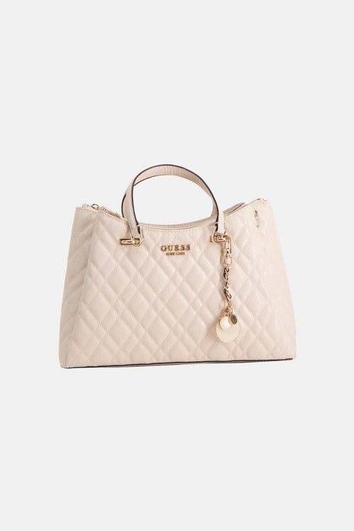 Beige Guess handtas, met ruitvormig doorgestikt patroon en goudkleurige decoratieve bedel.