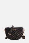 Zwarte Guess schoudertas met print en decoratieve ketting aan de zijkant.