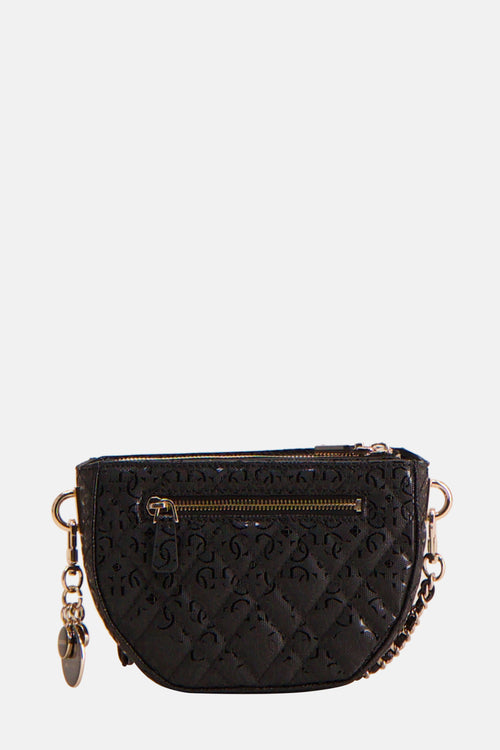 Sac à bandoulière noir de Guess avec motif imprimé et chaîne décorative sur le côté.
