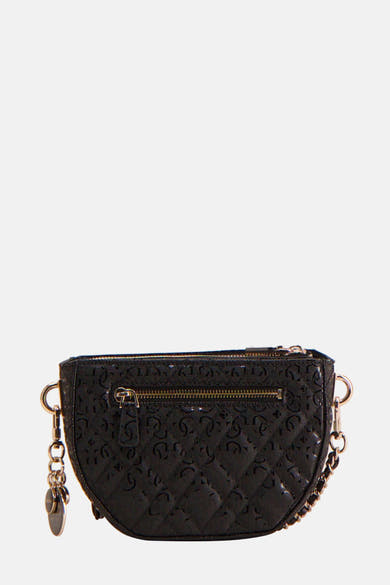 Sac à bandoulière noir de Guess avec motif imprimé et chaîne décorative sur le côté.

