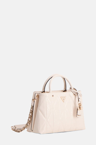 Witte Guess handtas met ruitvormig doorgestikt patroon, gouden decoratieve ketting en bedel.