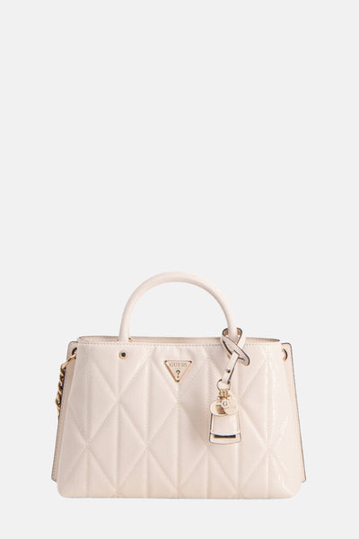 Sac à main blanc de Guess avec motif matelassé en losange et breloque décorative.